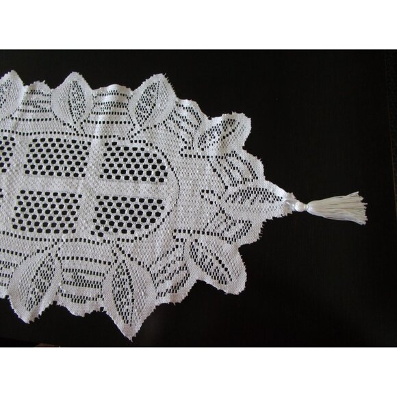 Vintage White Doily Style Table Runner with Tassels - Table Linen Home Décor - Picture 2 of 7